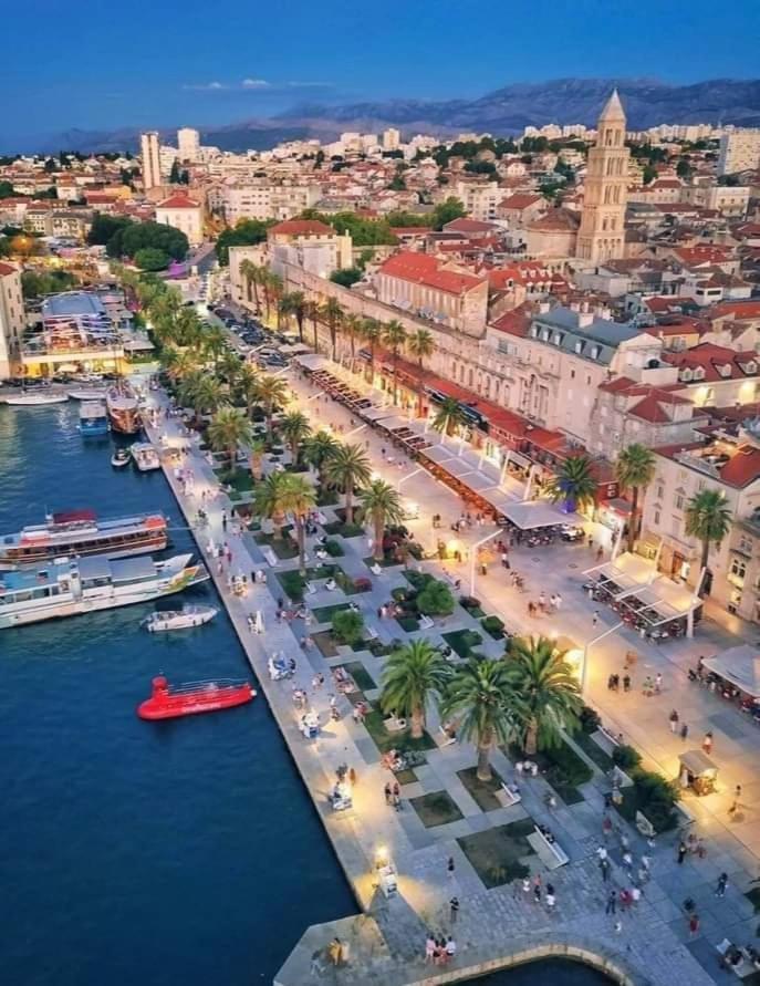 Nada In The Center Of Split